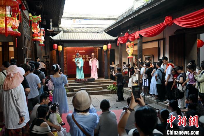 蓝狮平台官方：福州：市民赏匠心品戏韵乐享周末