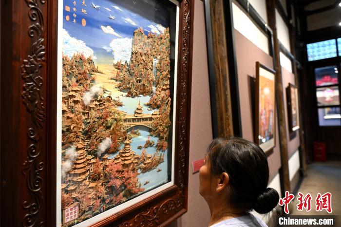 蓝狮平台官方：福州：市民赏匠心品戏韵乐享周末